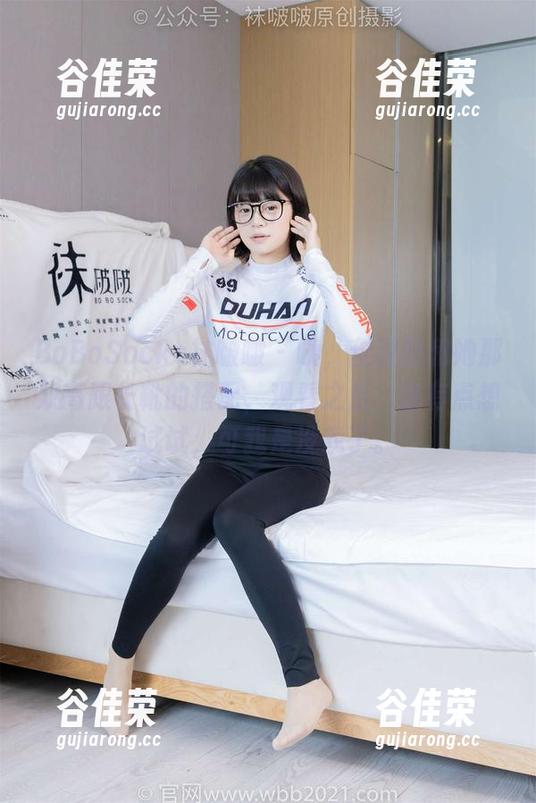 BoBoSocks袜啵啵-甜甜圈 BoBoSocks袜啵啵 - 咦,甜甜圈和她那双高跟长靴的搭配,观看之后,我有点想试试,可我是没戏了。