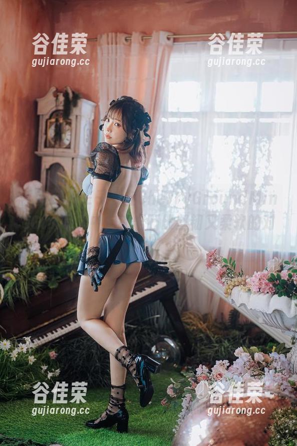 百变ElyEE子，在CherryGroundMineGirl写真中宛如岩石般坚韧又柔软的对比
