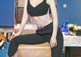 Feilin嗲囡囡 – 嘈杂的水手服写真，芷儿Momoko的原图戳中我的感官，一波未平一波又起。