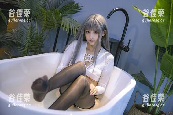 Luisa_零纱的浴缸黑丝，合集中的每一张都是灵魂之震撼，让我一直回头再三品味！