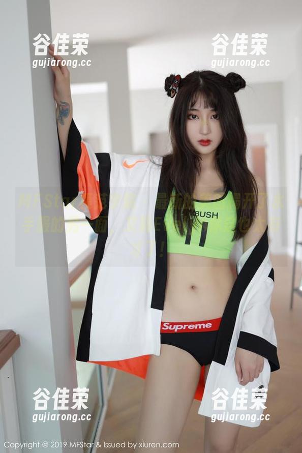 MFStar模范学院 - 最新的美图揭开了水手服的另一面，艾莉Evelyn你这也太有才了！
