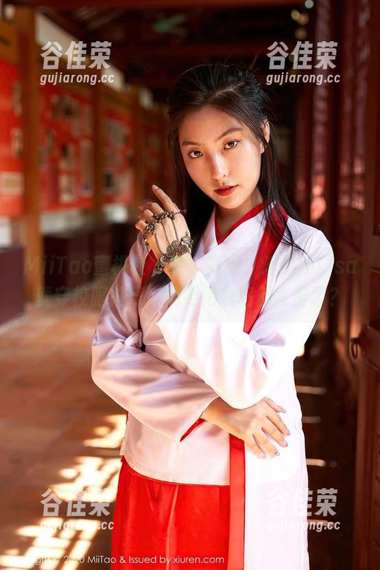 MiiTao蜜桃社 - 呃，高清！爱丽莎Lisa就穿校服拍照，她要把我们都害羞了？
