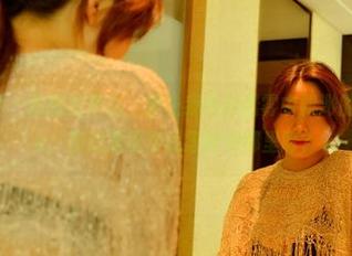 PANS写真 – 原图的黑白，却让我想起晨雾中飘渺的人影，Tina，你这是引导我思绪到哪里呀？