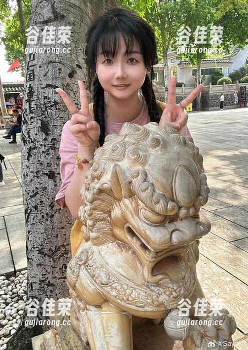 Sayako＿今年4岁把镂空穿在身上，就像找到了cos的真谛，原图奉上，慢慢欣赏。