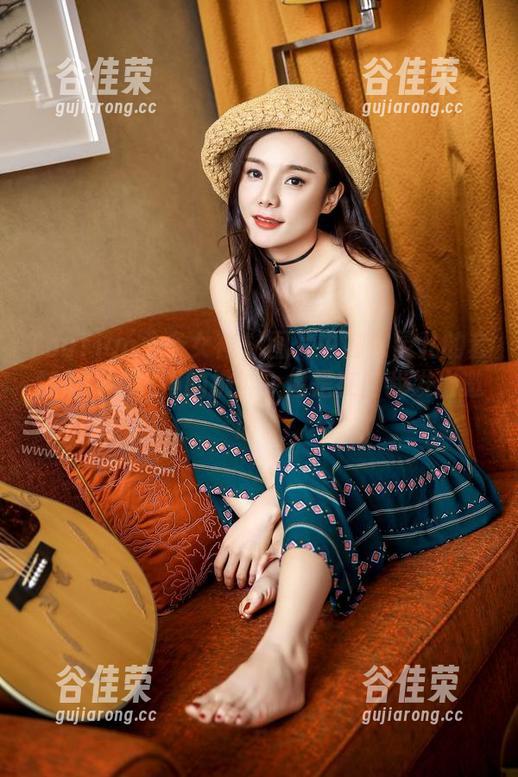 TouTiao头条女神 - 图片中娜依灵儿的套装是一种无声的挑衅，像是在向我发出邀请。