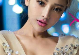 UGirls尤果网 – 尤娜娜最新礼服照片：这弯腰的姿态，是想要多少赞美呢？