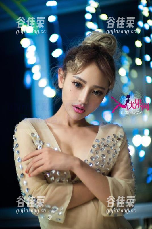UGirls尤果网-尤娜娜 UGirls尤果网 - 尤娜娜最新礼服照片:这弯腰的姿态,是想要多少赞美呢?