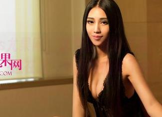 UGirls尤果网 – 张雪馨婚纱作品，一边看一边在想，外面的雨停了吗？