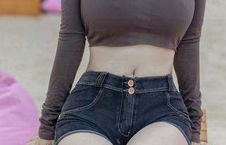 Xiuren秀人网 – 突然好想把子纯儿Annie的圣诞写真做成壁纸，放桌面上妥妥被赞。