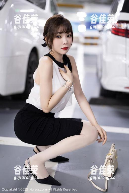 Xiuren秀人网 - 看容容容Alice的黑丝写真，越看越想说‘再来一份’