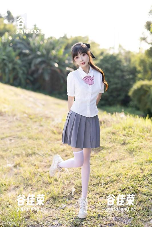 Xiuren秀人网 - 这套丝网服饰如果是张思允Nice的独创，那我只能膜拜了。