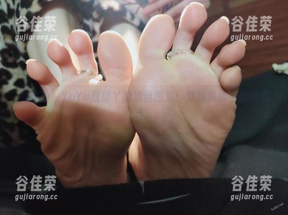 YuYu超甜丫 微密圈 - YuYu超甜丫的黑丝图集:穿越黑暗中的闪光点。
