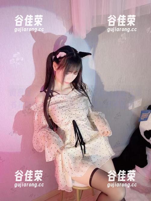 十万口草莓粥粥 微密圈 - 最新美图,十万口草莓粥粥在秘书界的”非典型“展示,得瑟得不错哦?