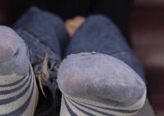 南国足艺 – 写真中彭彭的透明肉丝美脚，果然是让人停留目光的绝佳选择，沙发上演绎出些许小暧昧。