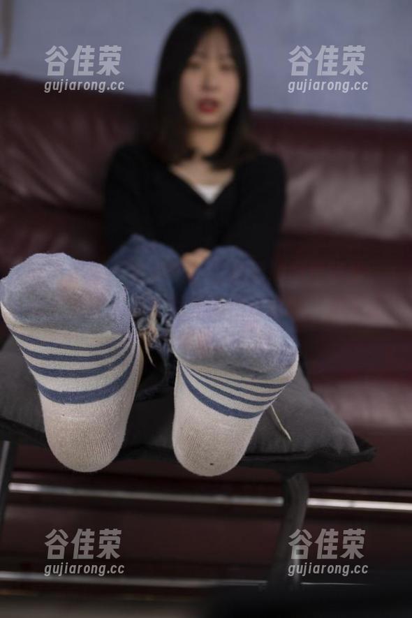 南国足艺-彭彭 南国足艺 - 写真中彭彭的透明肉丝美脚,果然是让人停留目光的绝佳选择,沙发上演绎出些许小暧昧。