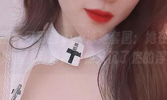 微密圈 – 可可西yyy泳池套图：她在水里优雅如鱼，旁边我却像只沉了底的浮球！