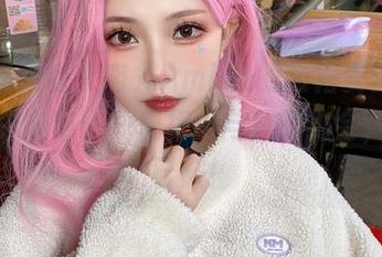 与其说是看大肉丸Amiee的短裙资源，不如说是参与了一场裙子与风的约会，期待已久！
