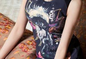 头条女神 – 想把童安琪的蕾丝收进手机里！完美的美图壁纸怀抱。