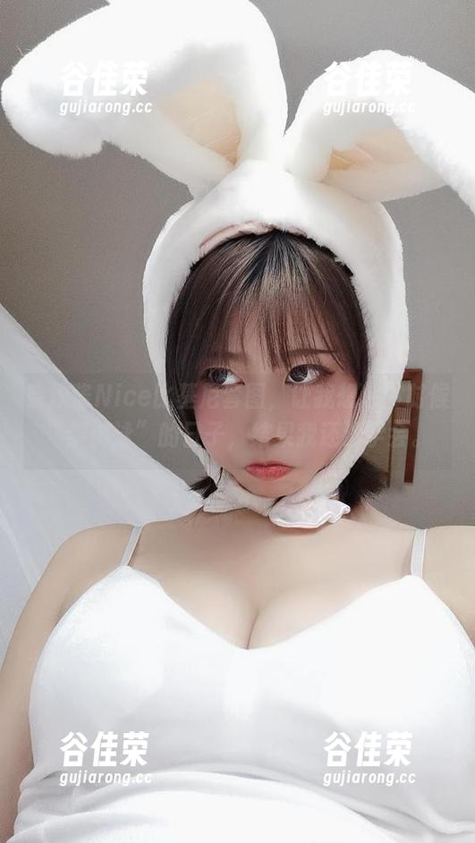 奈汐酱Nice比基尼套图，让我想起小时候“学游泳”的日子，结果我还没学会。