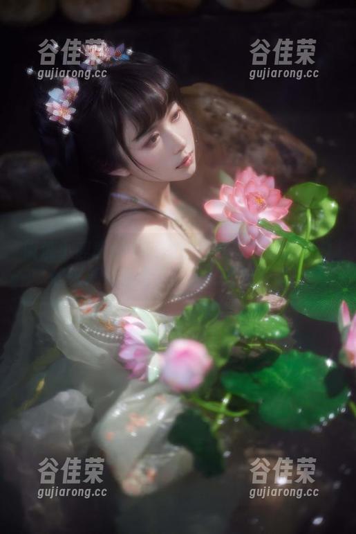 小鹿鹿shika 听说小鹿鹿shika的白裙在高清原图中看起来像是走出了画里,好神奇哦!