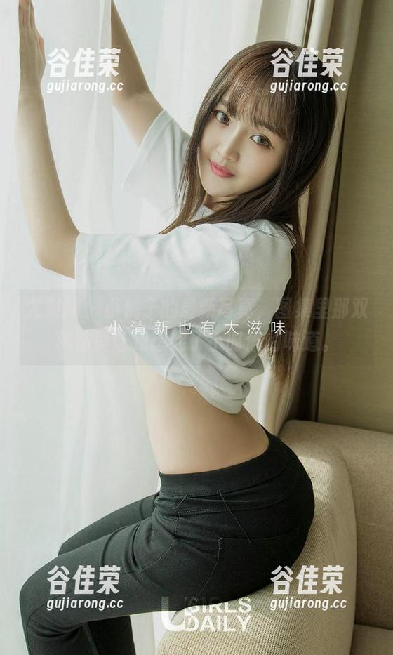 尤果网 - 小桃子的最新写真，图集里那双棉袜竟让我想起了小时候的味道。