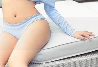 尤蜜荟 – 温心怡写真快来瞧，吊带秀背影的姿态真不简单