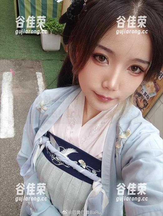 巴鲁巴鲁BaRu的原图分享，最新职业装值得深扒！我认为那领带不错。
