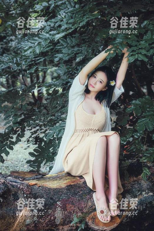 年年Nnian 年年Nnian的私拍里,未亡人的身影似乎在诉说着过去的种种,哈哈,让我想到《大明宫词》。