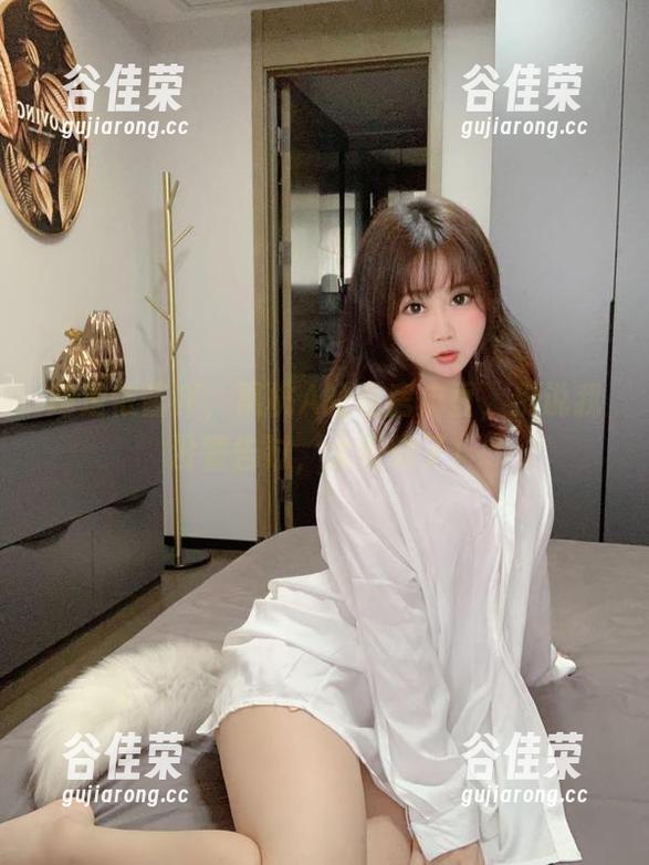 是依酱吖 她是依酱吖,黑桃A的私房麻豆,别说我没警告过,太养眼了!
