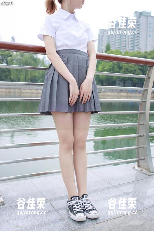 森萝财团-媛媛 森萝财团 - 媛媛的教室记:翻书与拍照的完美结合。