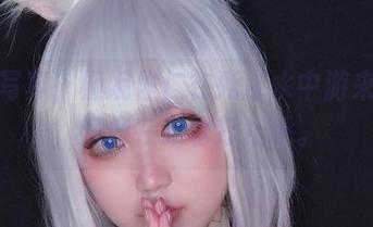 全套写真，椒妮佐仁在死库水中游来游去，好像在跟水打招呼。