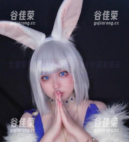 全套写真，椒妮佐仁在死库水中游来游去，好像在跟水打招呼。