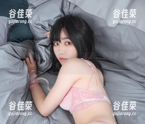 下载这组与蜜桃乌龙茶呼应的美图，看看能不能喝出汪知子的气质。