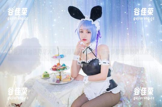 四处游荡的洛丽塔大哥，定制写真中甄姬的每一步都在微妙地撩拨。