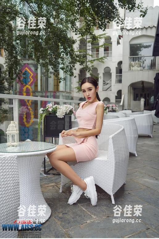 爱丝-佳慧 爱丝 - 佳慧最新的校服图片,校园里会不会冒出一群粉丝?