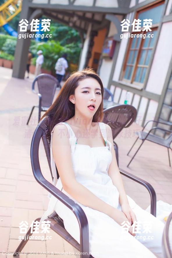 爱蜜社-妤薇Vivian 爱蜜社 - 妤薇Vivian穿泳衣的日子—高清分享,不小心还学到游泳技巧!