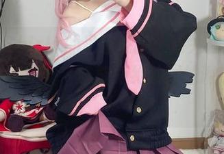 “白栎Shirly的居家私拍：迷失在沙发的午后阳光中”（谁能拒绝沙发的诱惑呢？）
