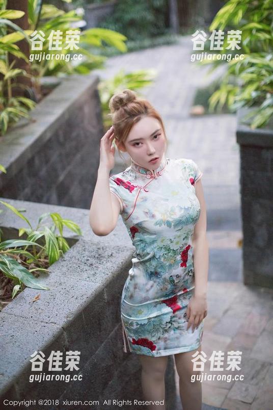 秀人网-允尔 秀人网 - 允尔和她的空姐写真:高空的美丽,谁说一定要跟风?