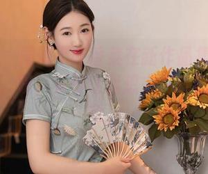 秀人网 – 周周不吃香菜在新作品集中展示牛仔裤，唉，有种让我想去买新裤子的冲动。