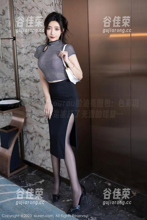 秀人网 - 媃柔rourou的油亮图包：色彩斑斓，仿佛是被打了光滑的螺旋…