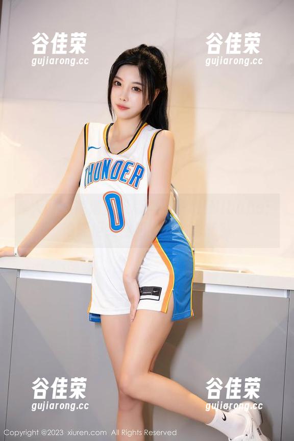 秀人网 - 高清壁纸版糯美子MINIbabe：谁能拒绝空姐上天的诱惑？
