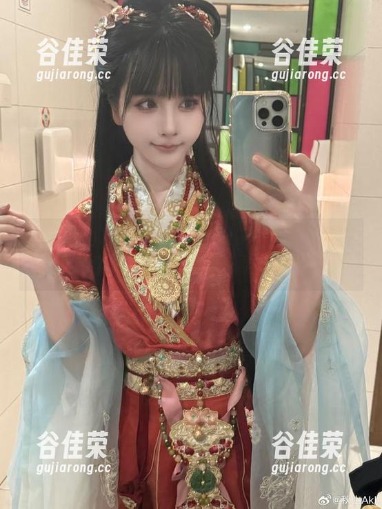 秋山AkI 探访秋山AkI学姐的照片:每个镜头都在不经意间泄露出一种“学姐风”。