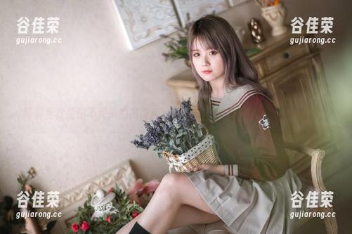 秋楚楚不秃头 写真里秋楚楚不秃头的高跟鞋,竟让我开始质疑我的鞋柜和视力。