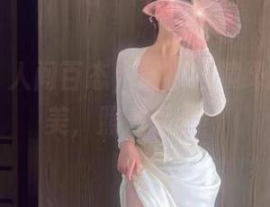 微密圈 – 人间百态，童小芯演绎的秘书之美，照片唱响！