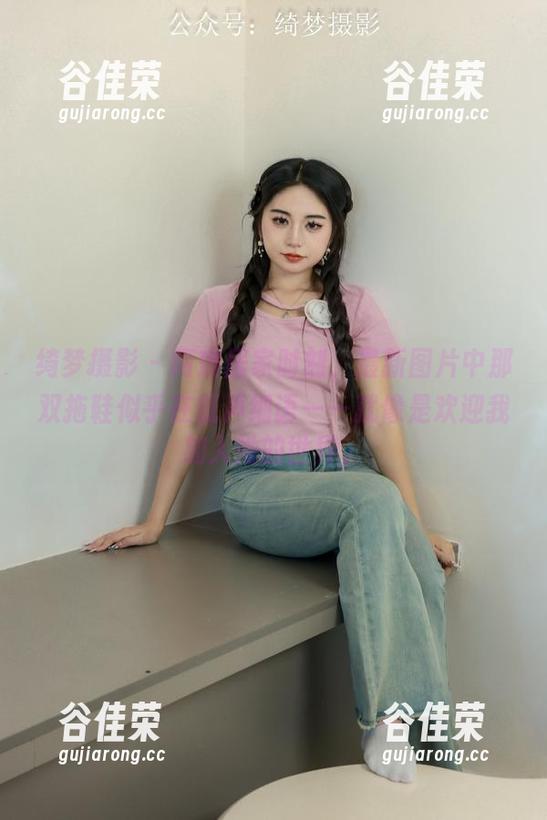 绮梦摄影-阿琳 绮梦摄影 - 阿琳居家时刻,最新图片中那双拖鞋似乎在低声细语——就像是欢迎我加入她的世界。