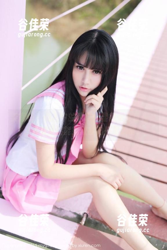 美媛馆 - 图片中的唐琪儿显得如此自在，连体衣果然能拯救我的搭配烦恼。