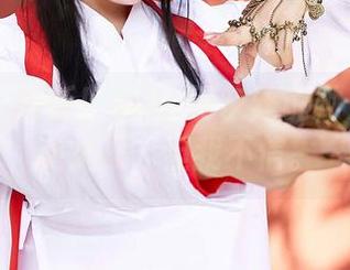 蜜桃社 – 最新！Gina用灰丝说她只是个普通女孩，但我不信。