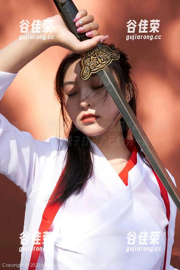 蜜桃社-吴凯莉Kelly 蜜桃社 - 短裙全集里,吴凯莉Kelly教你如何用一条裙子打开自己的另一面。