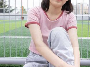 袜啵啵 – 观看果果在华伦天奴高跟鞋里奋战——她的大步与小心！