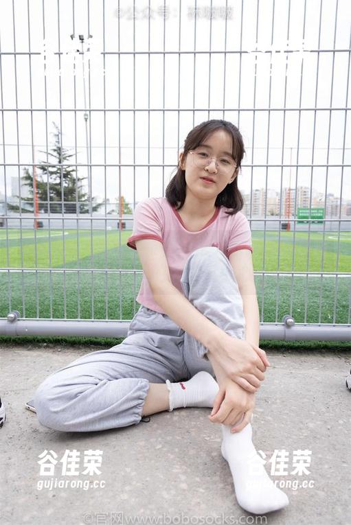 袜啵啵-果果 袜啵啵 - 观看果果在华伦天奴高跟鞋里奋战——她的大步与小心!